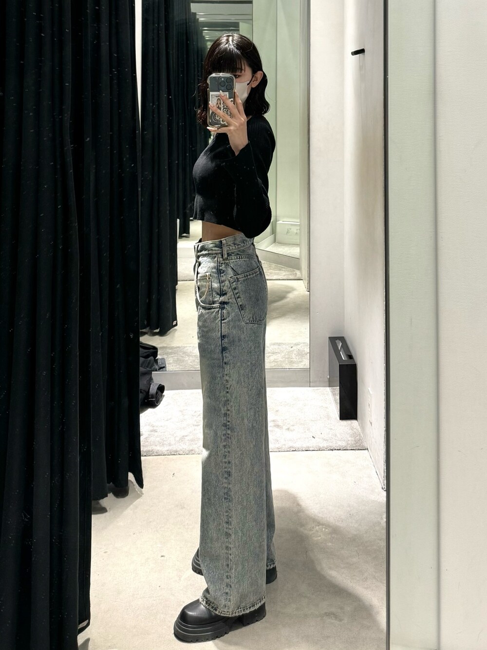 ブラック系のブーツ、ブルー系のデニムパンツ、ブラック系のニット/セーターを着用したレディースの冬コーディネートの3枚目の写真