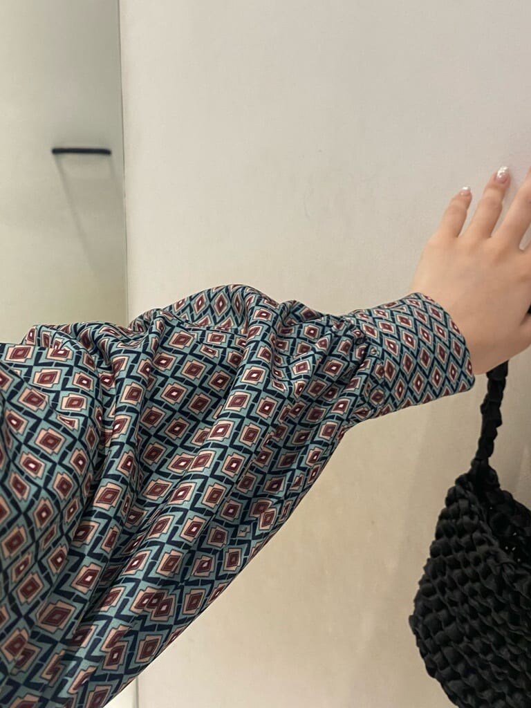 ブラック系のハンドバッグ、その他のシャツ/ブラウス、その他のその他パンツを着用したレディースの夏コーディネートの7枚目の写真