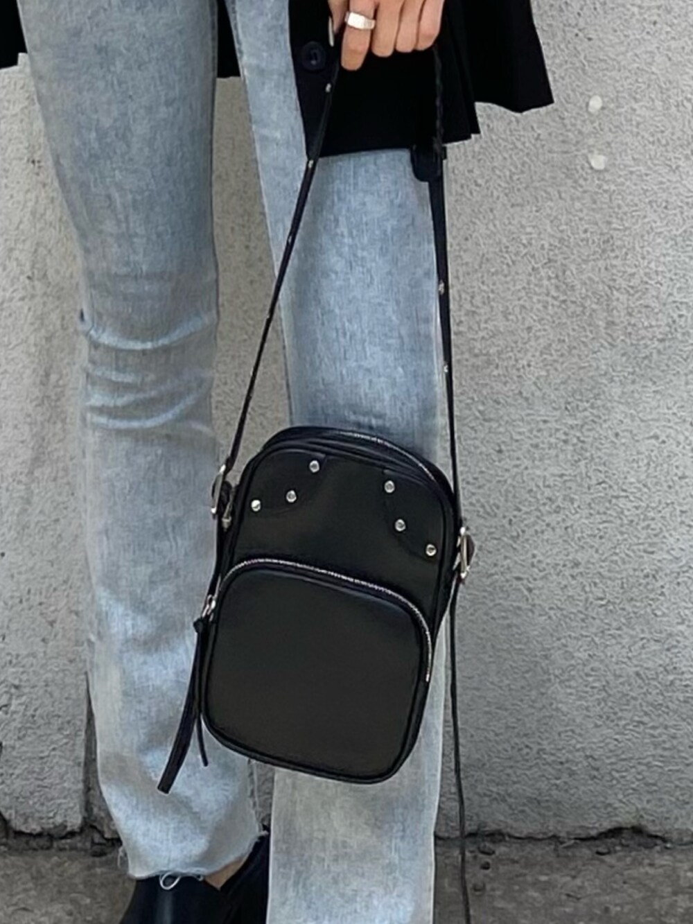 ブラック系のサンダル、ブラック系のショルダーバッグ、ブラック系のワンピースを着用したレディースの春コーディネートの4枚目の写真