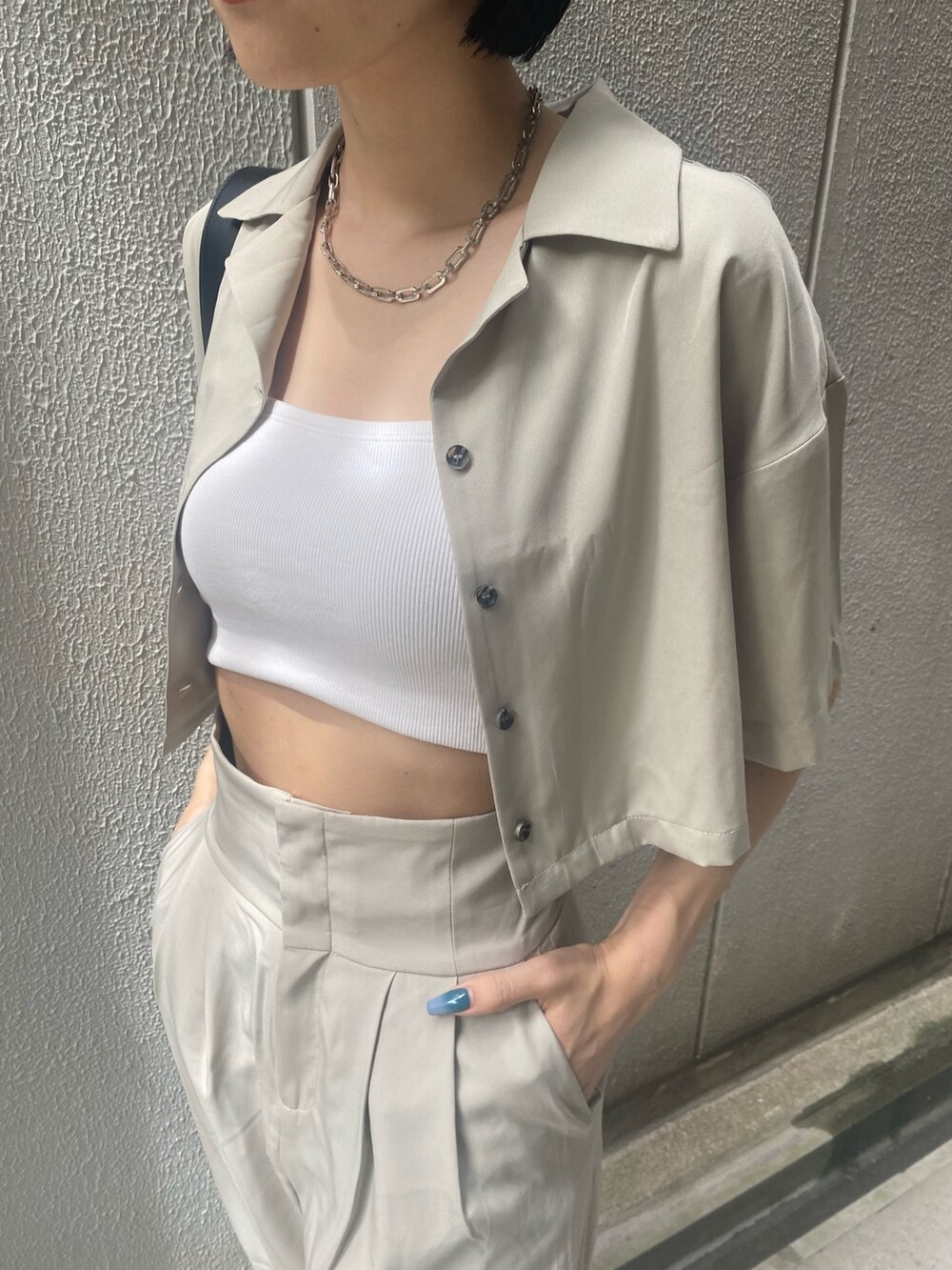 ベージュ系のその他パンツ、ホワイト系のキャミソール、ベージュ系のショルダーバッグを着用したレディースの夏コーディネートの7枚目の写真