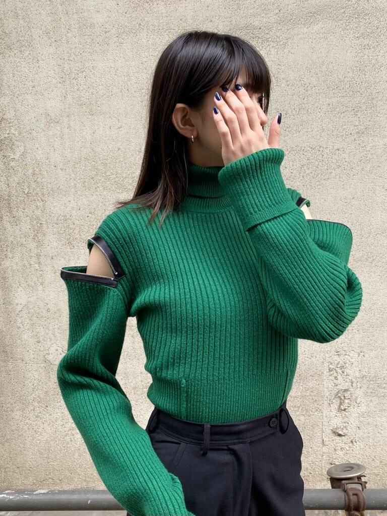 ブラック系のローファー、ブラック系のその他パンツ、グリーン系のニット/セーターを着用したレディースの冬コーディネートの6枚目の写真