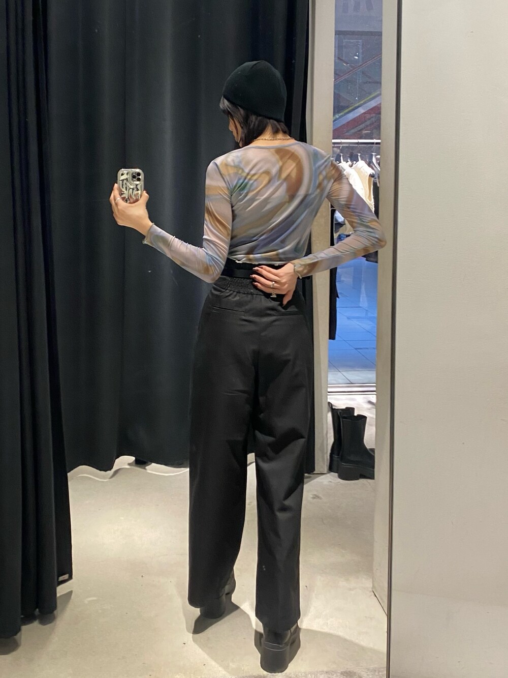 ブラック系のブーツ、ブラック系のその他パンツ、その他のTシャツ/カットソーを着用したレディースの秋コーディネートの3枚目の写真