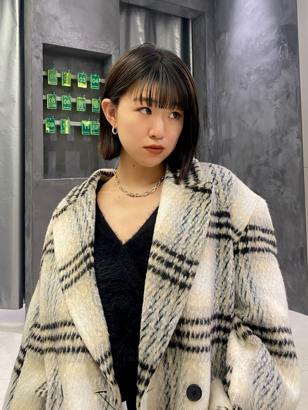 ブラック系のブーツ、ブラック系のその他パンツ、ブラック系のニット/セーターを着用したレディースの冬コーディネートの9枚目の写真