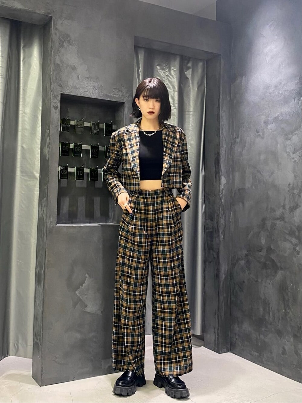 その他のテーラードジャケット、ブラック系のローファー、その他のその他パンツを着用したレディースの秋コーディネートの4枚目の写真