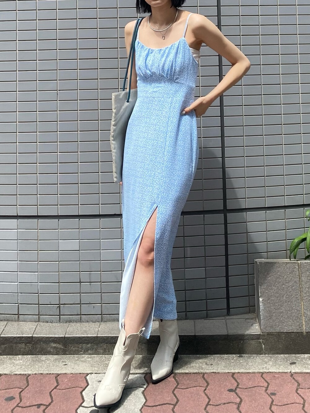 その他のワンピース、ホワイト系のブーツ、グレー系のトートバッグを着用したレディースの春コーディネートの3枚目の写真