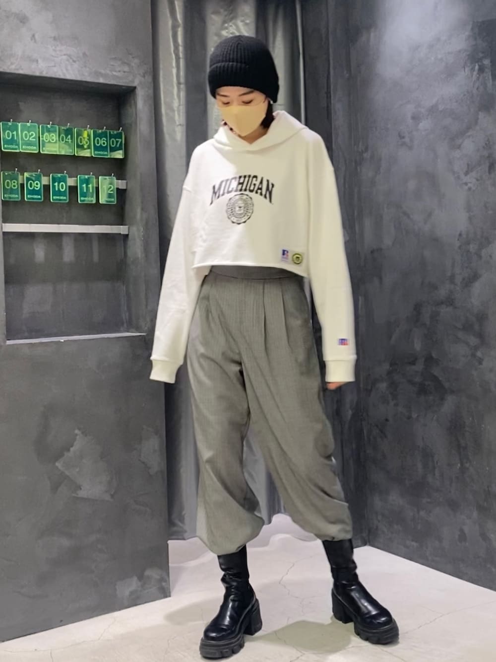 ブラック系のブーツ、グレー系のその他パンツ、ホワイト系のパーカーを着用したレディースの冬コーディネートの3枚目の写真