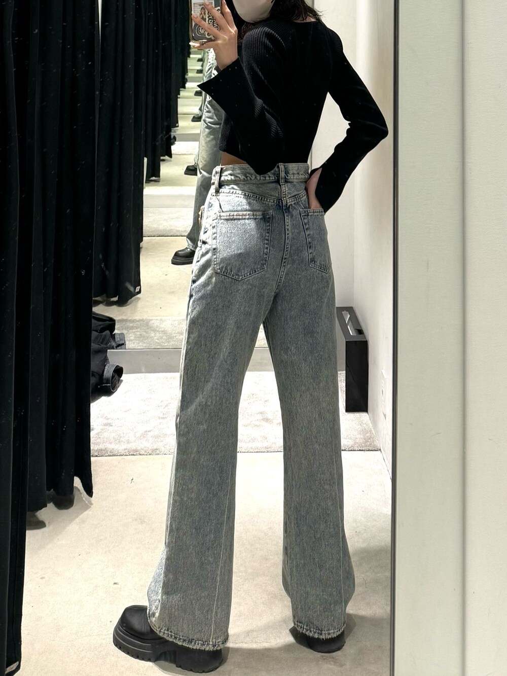 ブラック系のブーツ、ブルー系のデニムパンツ、ブラック系のニット/セーターを着用したレディースの冬コーディネートの4枚目の写真