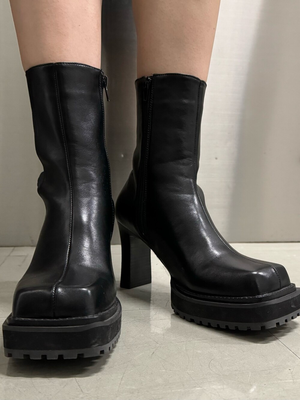 ブラック系のブーツ、ブルー系のその他パンツ、ブルー系のカーディガン/ボレロを着用したレディースの秋コーディネートの9枚目の写真