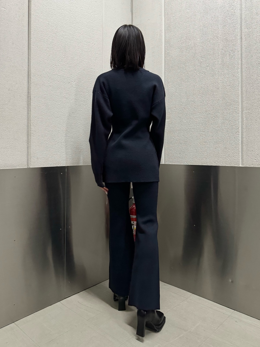 ブラック系のブーツ、ブルー系のその他パンツ、ブルー系のカーディガン/ボレロを着用したレディースの秋コーディネートの3枚目の写真