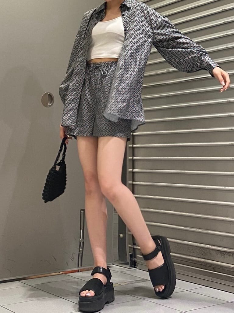 ブラック系のハンドバッグ、その他のシャツ/ブラウス、その他のその他パンツを着用したレディースの夏コーディネートの5枚目の写真