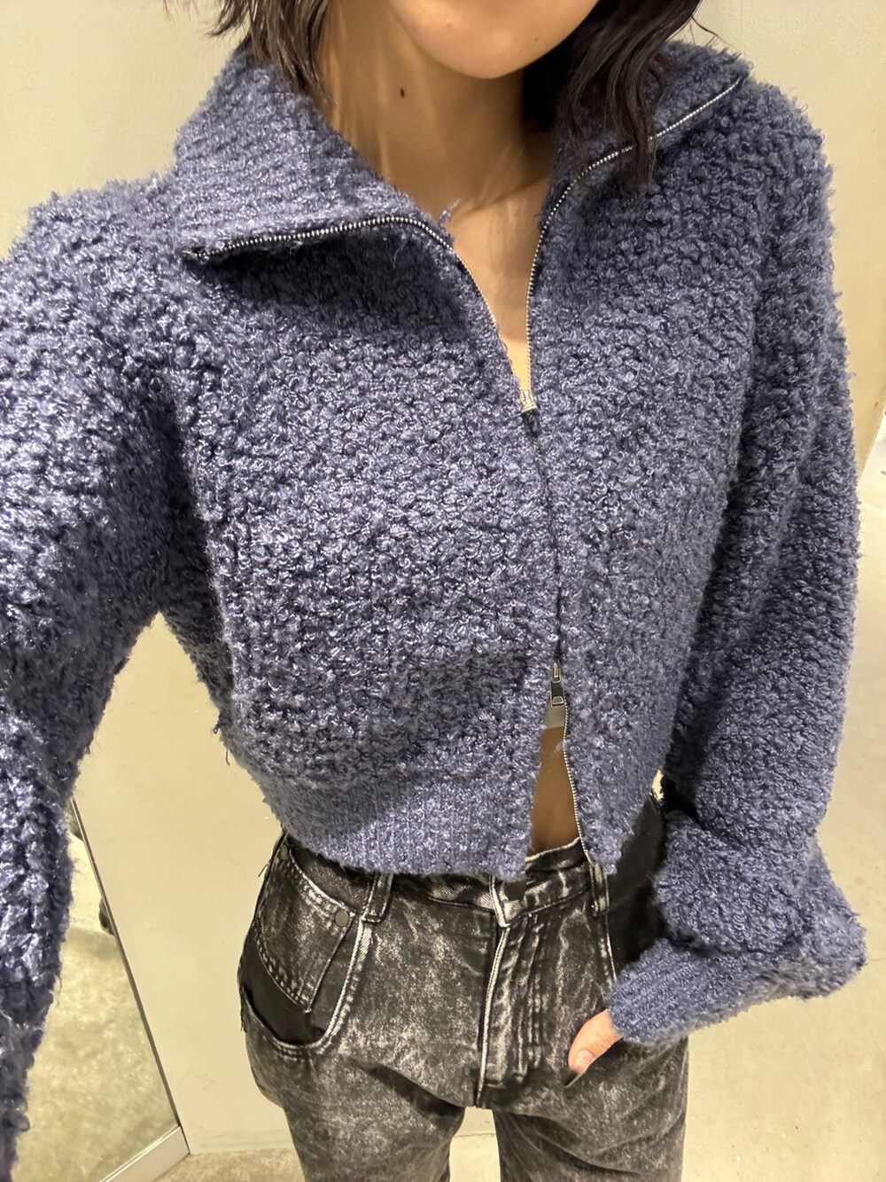 ブラック系のデニムパンツ、ブルー系のニット/セーター、ブラック系のローファーを着用したレディースの秋コーディネートの6枚目の写真