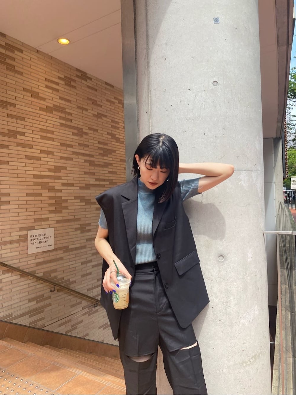 ブラック系のベスト、ブラック系のその他パンツ、ブルー系のニット/セーターを着用したレディースの夏コーディネートの6枚目の写真