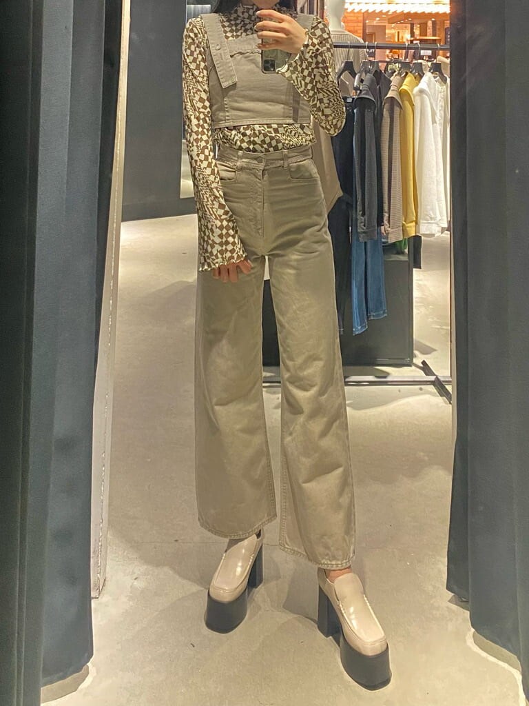 ホワイト系のローファー、ベージュ系のベスト、その他のTシャツ/カットソーを着用したレディースの春コーディネートの3枚目の写真