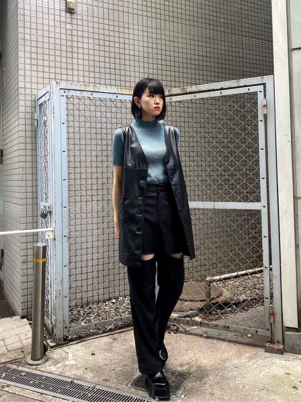 ブラック系のその他パンツ、ブラック系のワンピース、ブルー系のニット/セーターを着用したレディースの夏コーディネートの9枚目の写真