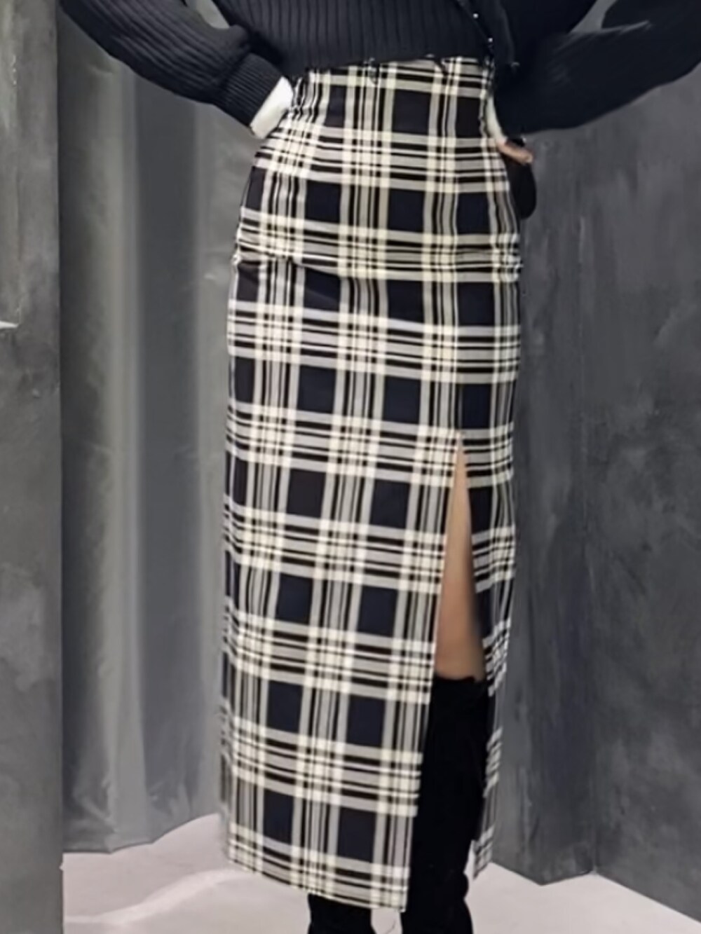 ブラック系のブーツ、その他のスカート、ブラック系のニット/セーターを着用したレディースの冬コーディネートの9枚目の写真