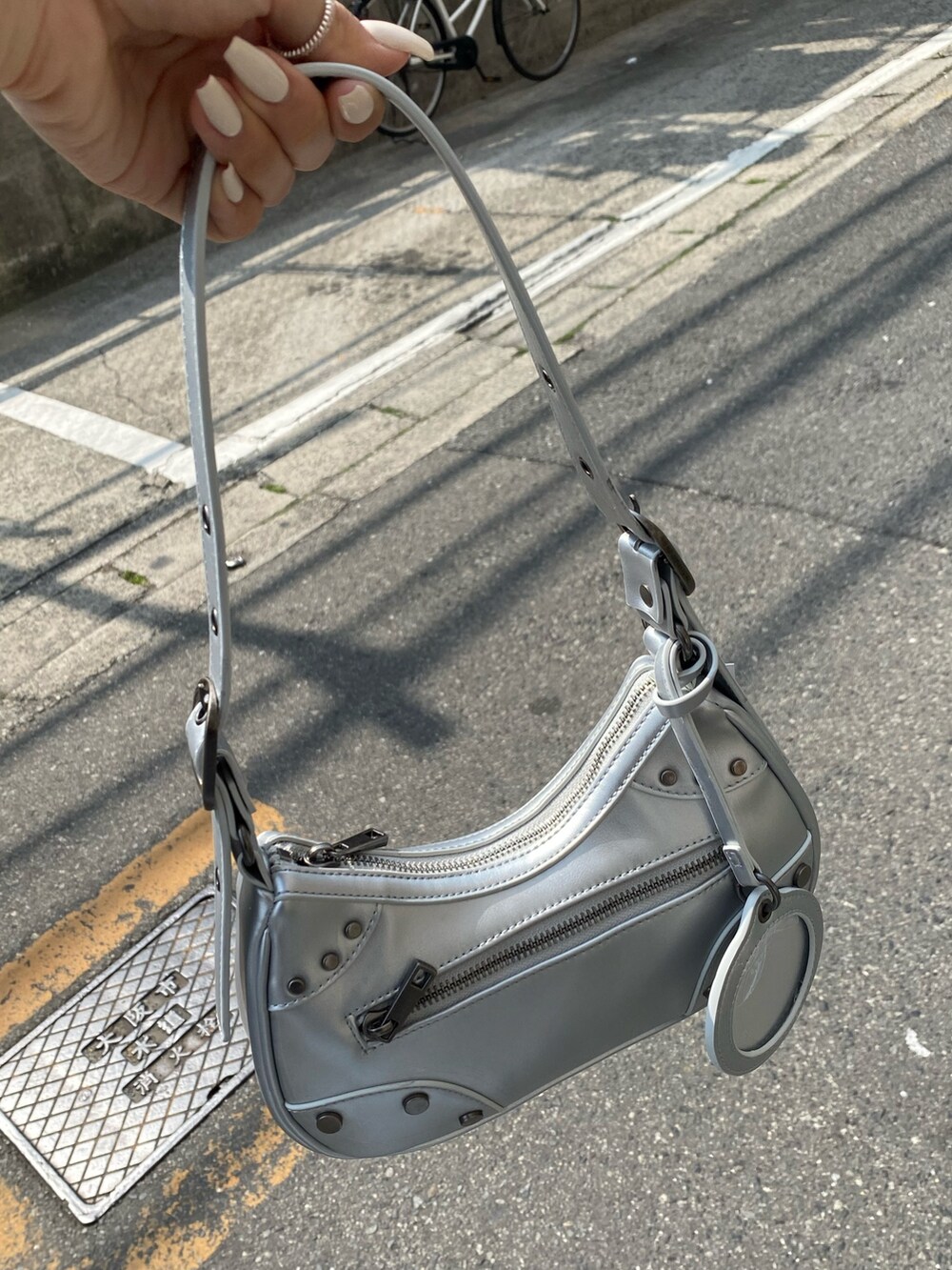 ブラック系のブーツ、ブルー系のデニムパンツ、ブラック系のTシャツ/カットソーを着用したレディースの春コーディネートの10枚目の写真