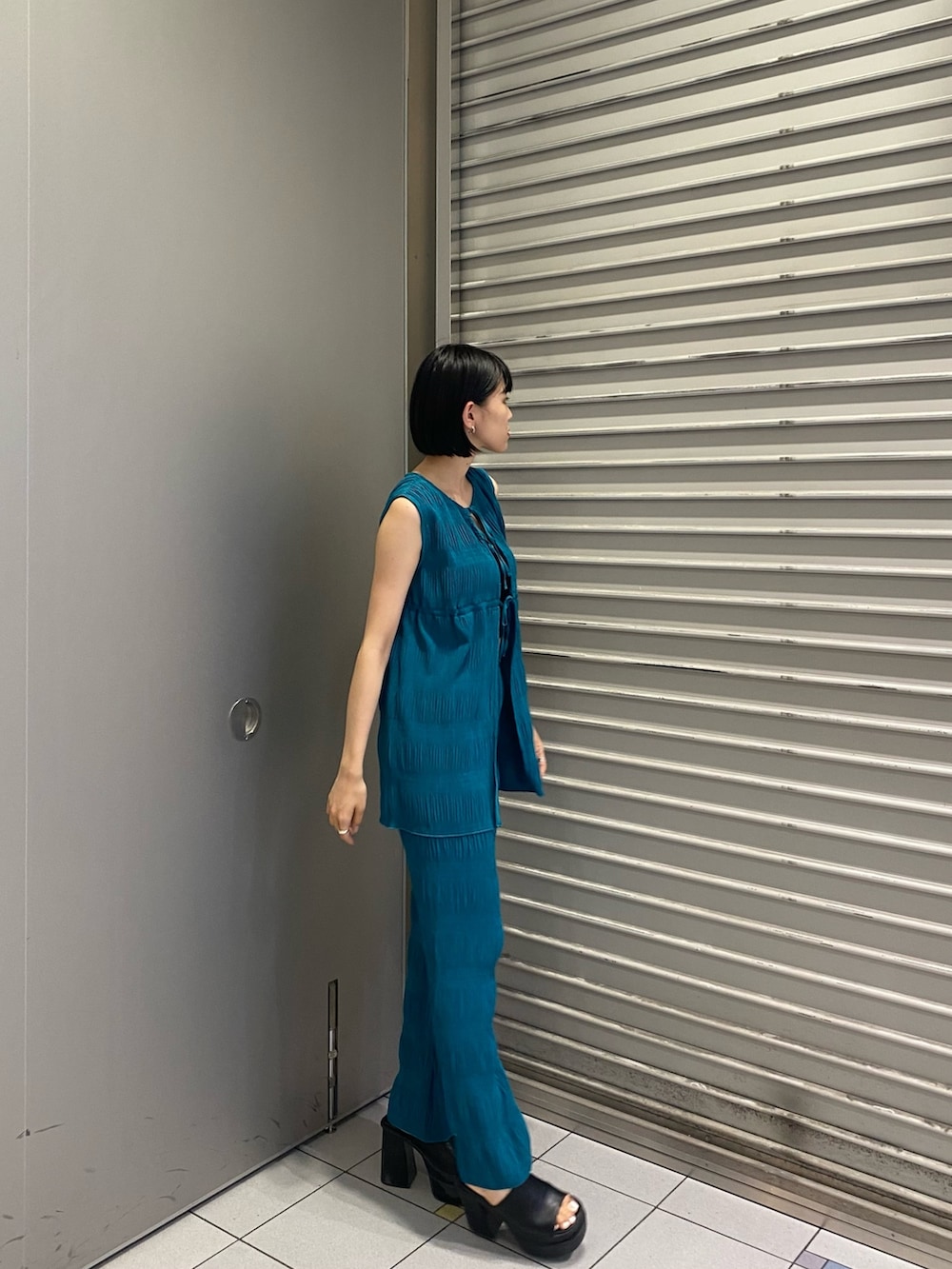 ブルー系のその他パンツ、ブラック系のキャミソール、ブルー系のTシャツ/カットソーを着用したレディースの夏コーディネートの3枚目の写真