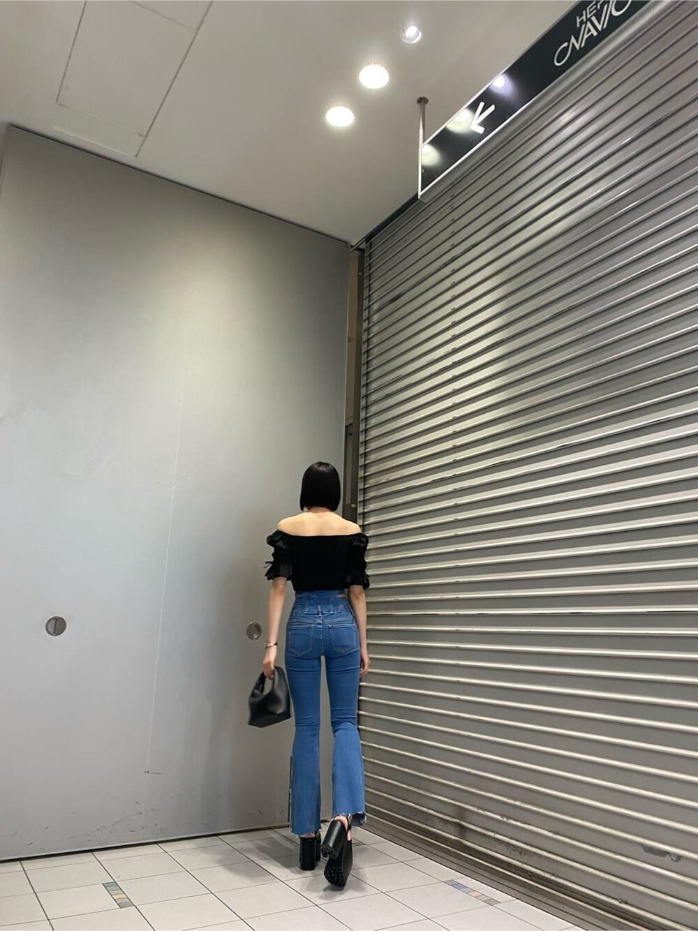 ブルー系のデニムパンツ、ブラック系のサンダル、ブラック系のシャツ/ブラウスを着用したレディースの夏コーディネートの9枚目の写真