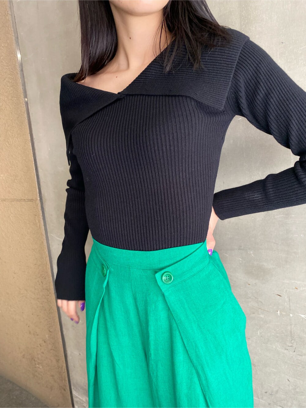 ブラック系のニット/セーター、グリーン系のその他パンツ、ブラック系のブーツを着用したレディースの冬コーディネートの6枚目の写真