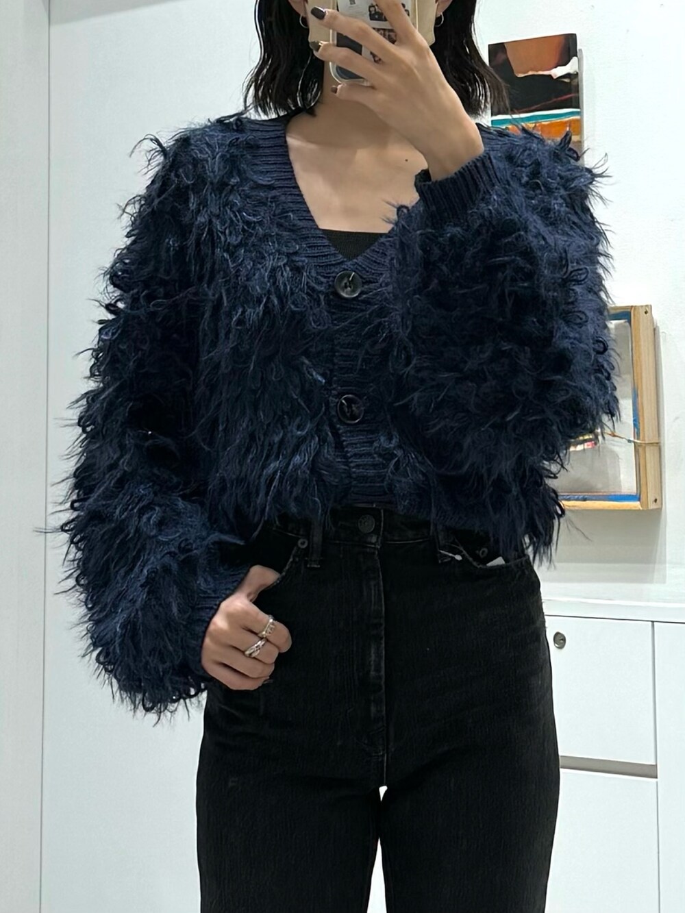 ブラック系のデニムパンツ、ブルー系のカーディガン/ボレロを着用したレディースの秋コーディネートの2枚目の写真