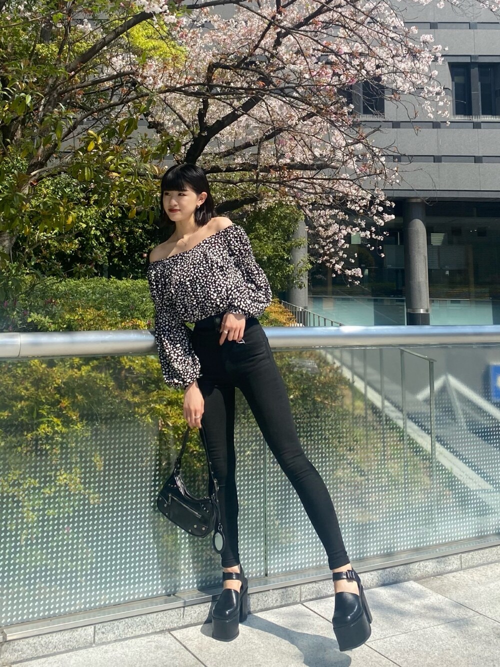 その他のシャツ/ブラウス、ブラック系のデニムパンツ、ブラック系のサンダルを着用したレディースの春コーディネートの5枚目の写真