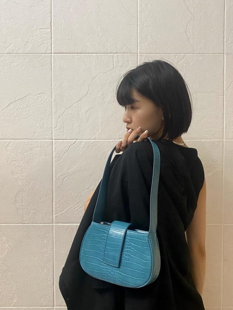 ブラック系のシャツ/ブラウス、ブラウン系のハンドバッグ、ブラック系のタンクトップを着用したレディースの夏コーディネートの4枚目の写真