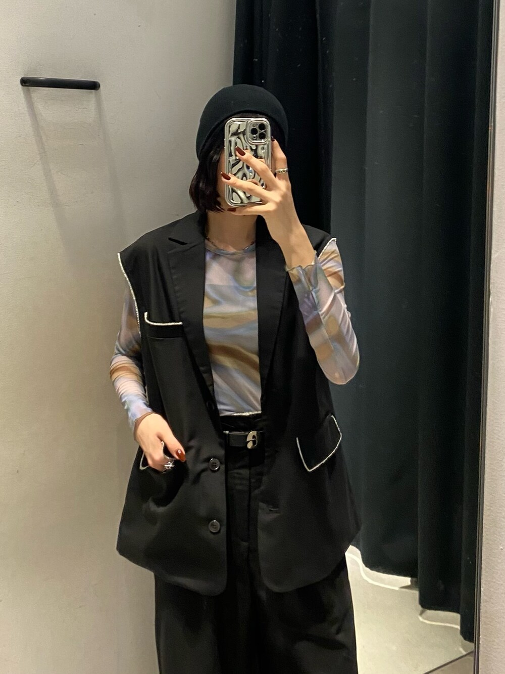 ブラック系のブーツ、ブラック系のその他パンツ、その他のTシャツ/カットソーを着用したレディースの秋コーディネートの4枚目の写真