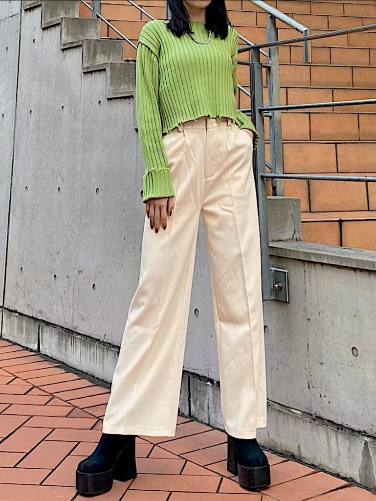 ブラック系のブーツ、ホワイト系のその他パンツ、イエロー系のニット/セーターを着用したレディースの冬コーディネートの2枚目の写真