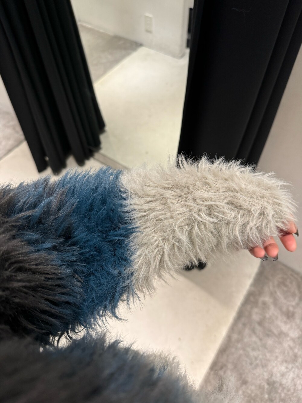 ブラック系のブーツ、ブラック系のデニムパンツ、その他のニット/セーターを着用したレディースの秋コーディネートの9枚目の写真