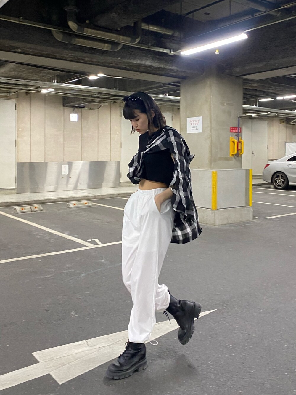 ホワイト系のその他パンツ、ブラック系のブーツ、ブラック系のTシャツ/カットソーを着用したレディースの春コーディネートの4枚目の写真