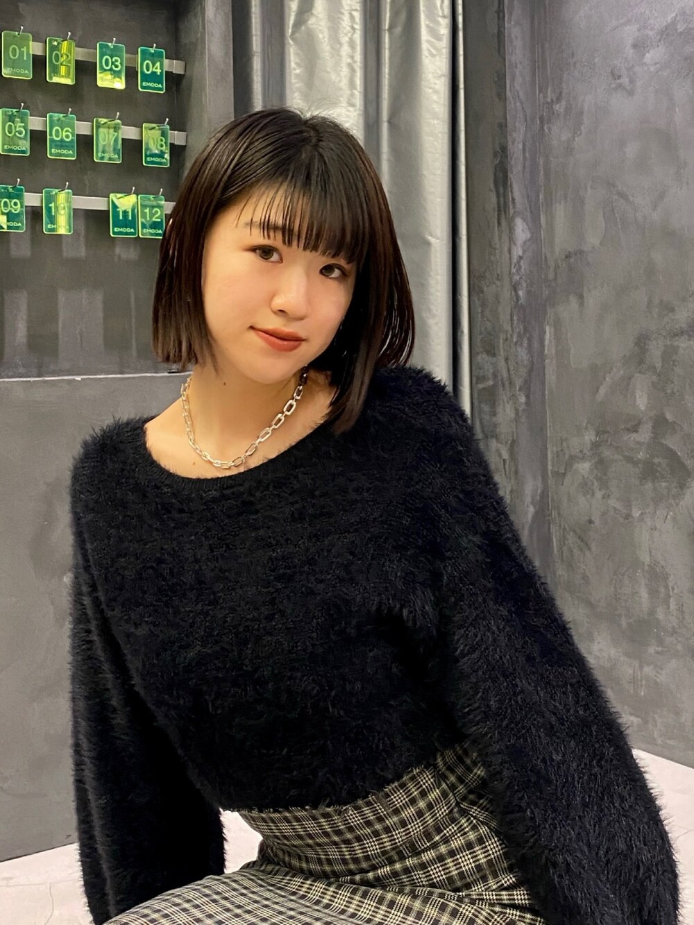 ブラック系のブーツ、ブラック系のニット/セーター、その他のスカートを着用したレディースの冬コーディネートの8枚目の写真