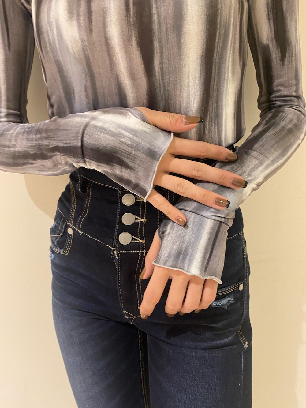 ブルー系のデニムパンツ、ブラック系のブーツ、ブラック系のMA-1を着用したレディースの秋コーディネートの8枚目の写真