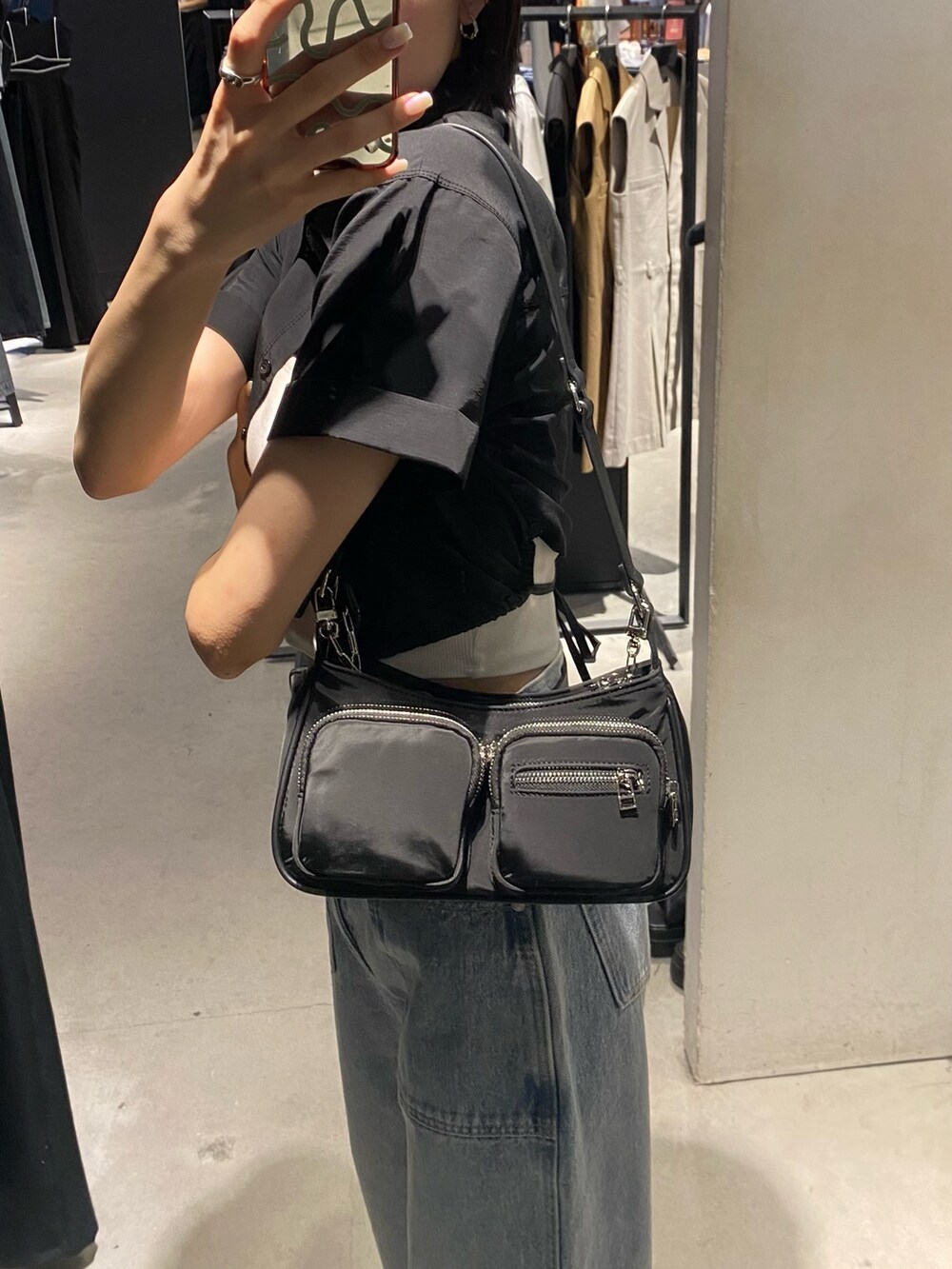 ブラック系のサンダル、ブルー系のデニムパンツ、ブラック系のシャツ/ブラウスを着用したレディースの夏コーディネートの8枚目の写真