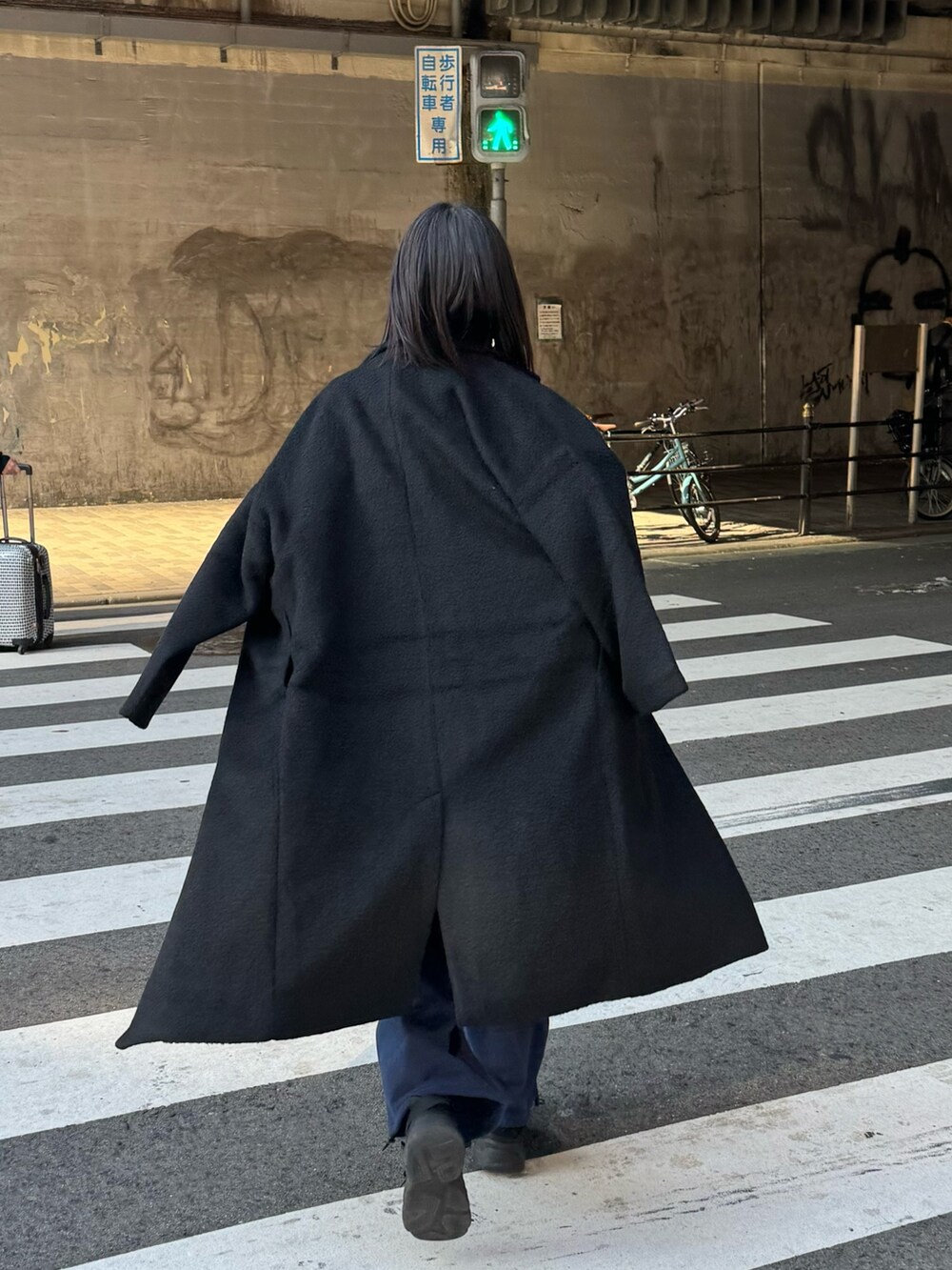 ブルー系のTシャツ/カットソー、ブルー系のTシャツ/カットソー、ブラック系のチェスターコートを着用したレディースの秋コーディネートの3枚目の写真