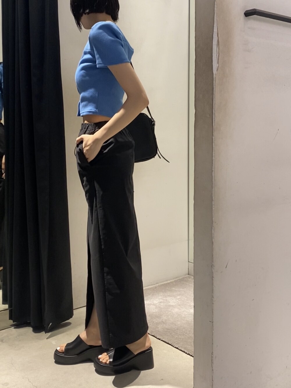 ブラック系のサンダル、ブラック系のスカート、ブルー系のTシャツ/カットソーを着用したレディースの春コーディネートの4枚目の写真