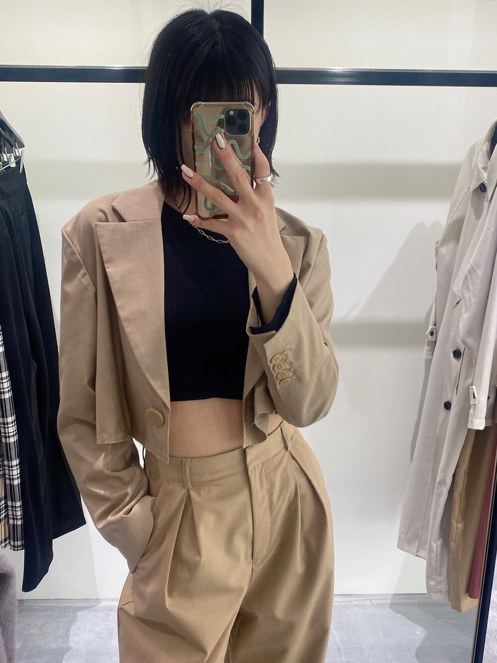 ブラック系のブーツ、ベージュ系のその他パンツ、ベージュ系のテーラードジャケットを着用したレディースの冬コーディネートの5枚目の写真