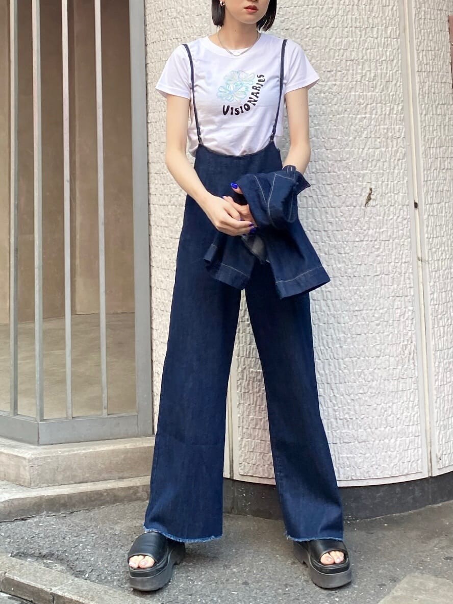 ブルー系のシャツ/ブラウス、ブルー系のサロペット/オーバーオール、ホワイト系のTシャツ/カットソーを着用したレディースの夏コーディネートの5枚目の写真
