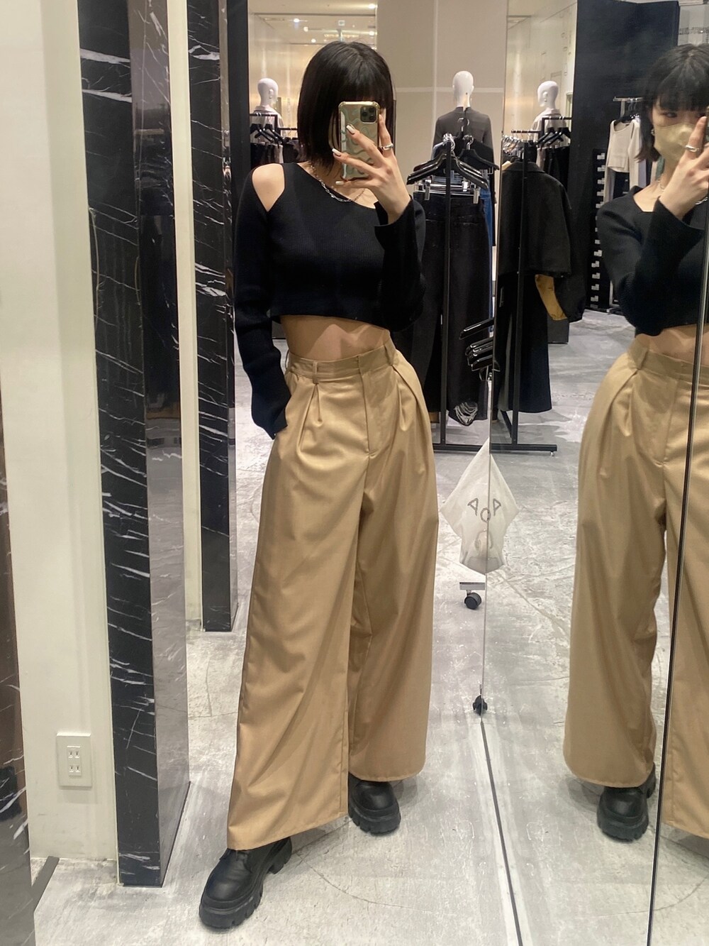 ブラック系のブーツ、ベージュ系のその他パンツ、ベージュ系のテーラードジャケットを着用したレディースの冬コーディネートの6枚目の写真