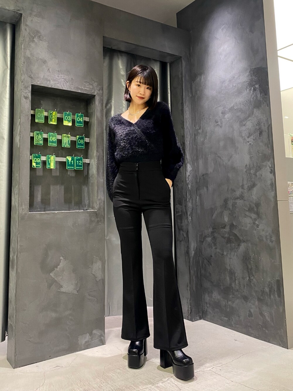 ブラック系のブーツ、ブラック系のその他パンツ、ブラック系のニット/セーターを着用したレディースの冬コーディネートの10枚目の写真