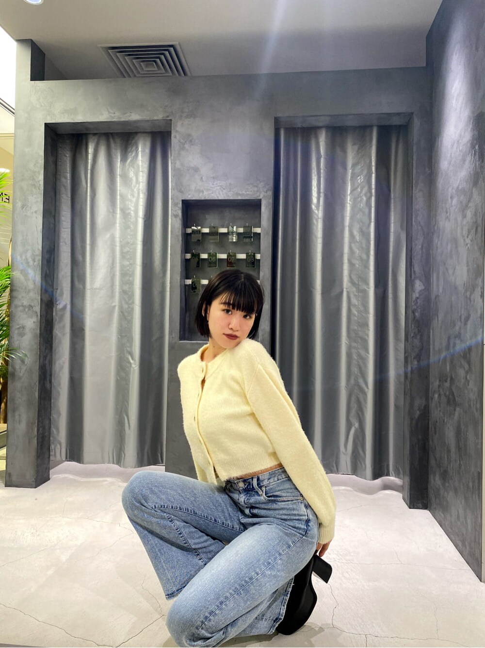 ブラック系のブーツ、ブラウン系のテーラードジャケット、ブルー系のデニムパンツを着用したレディースの秋コーディネートの5枚目の写真