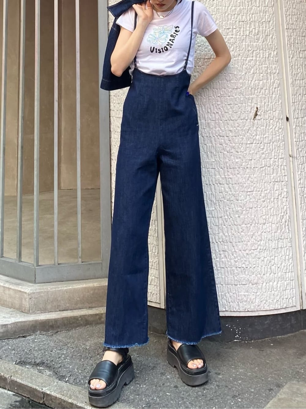 ブルー系のシャツ/ブラウス、ブルー系のサロペット/オーバーオール、ホワイト系のTシャツ/カットソーを着用したレディースの夏コーディネートの7枚目の写真