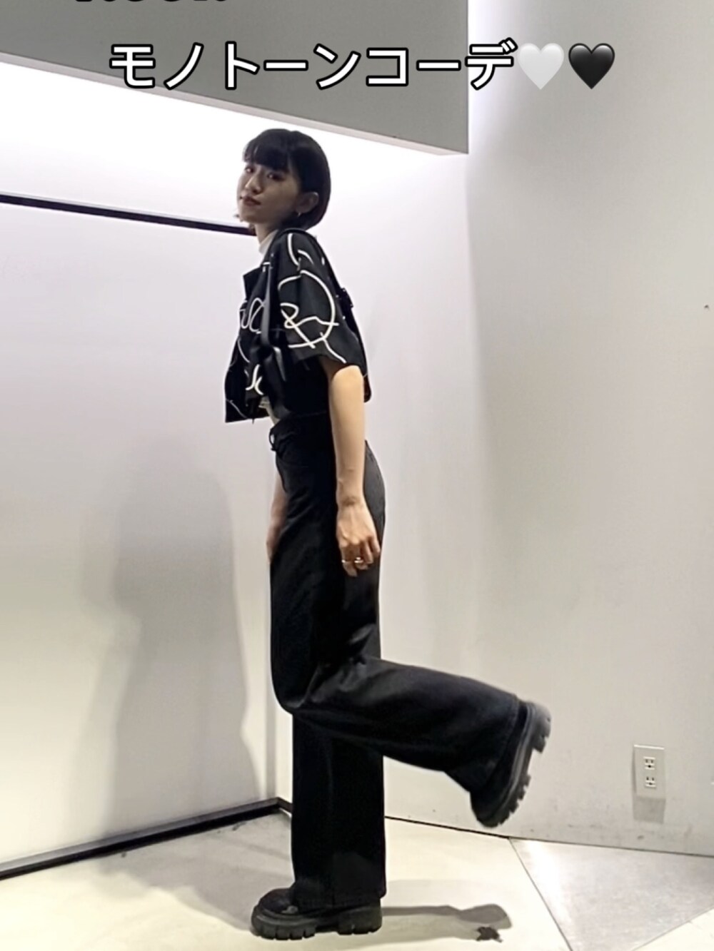 ブラック系のブーツ、ブラック系のデニムパンツ、ブラック系のショルダーバッグを着用したレディースの夏コーディネートの6枚目の写真