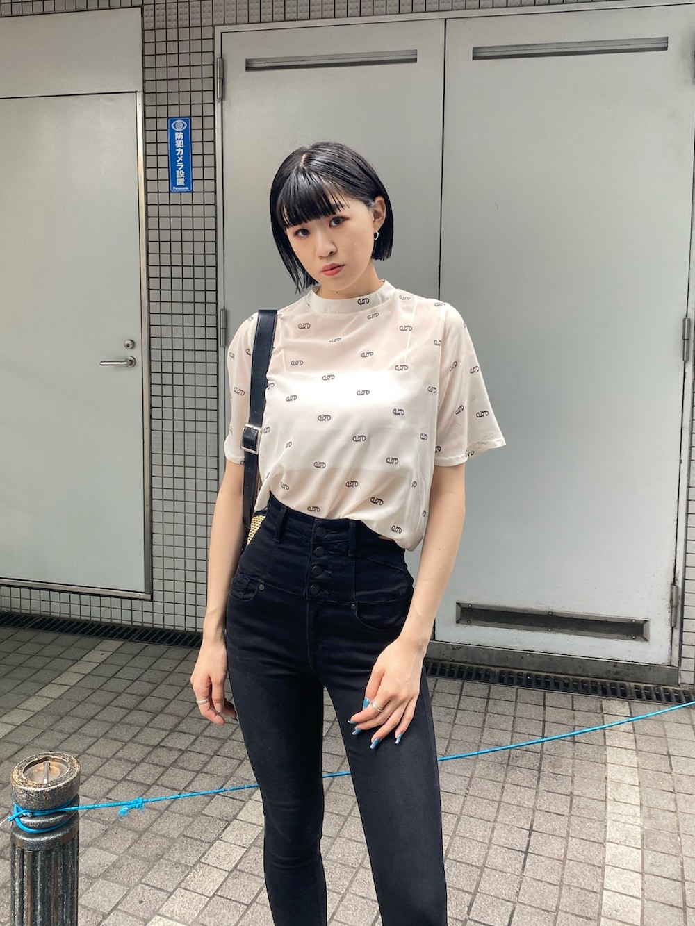 ブラック系のサンダル、ブラック系のデニムパンツ、ホワイト系のTシャツ/カットソーを着用したレディースの夏コーディネートの5枚目の写真