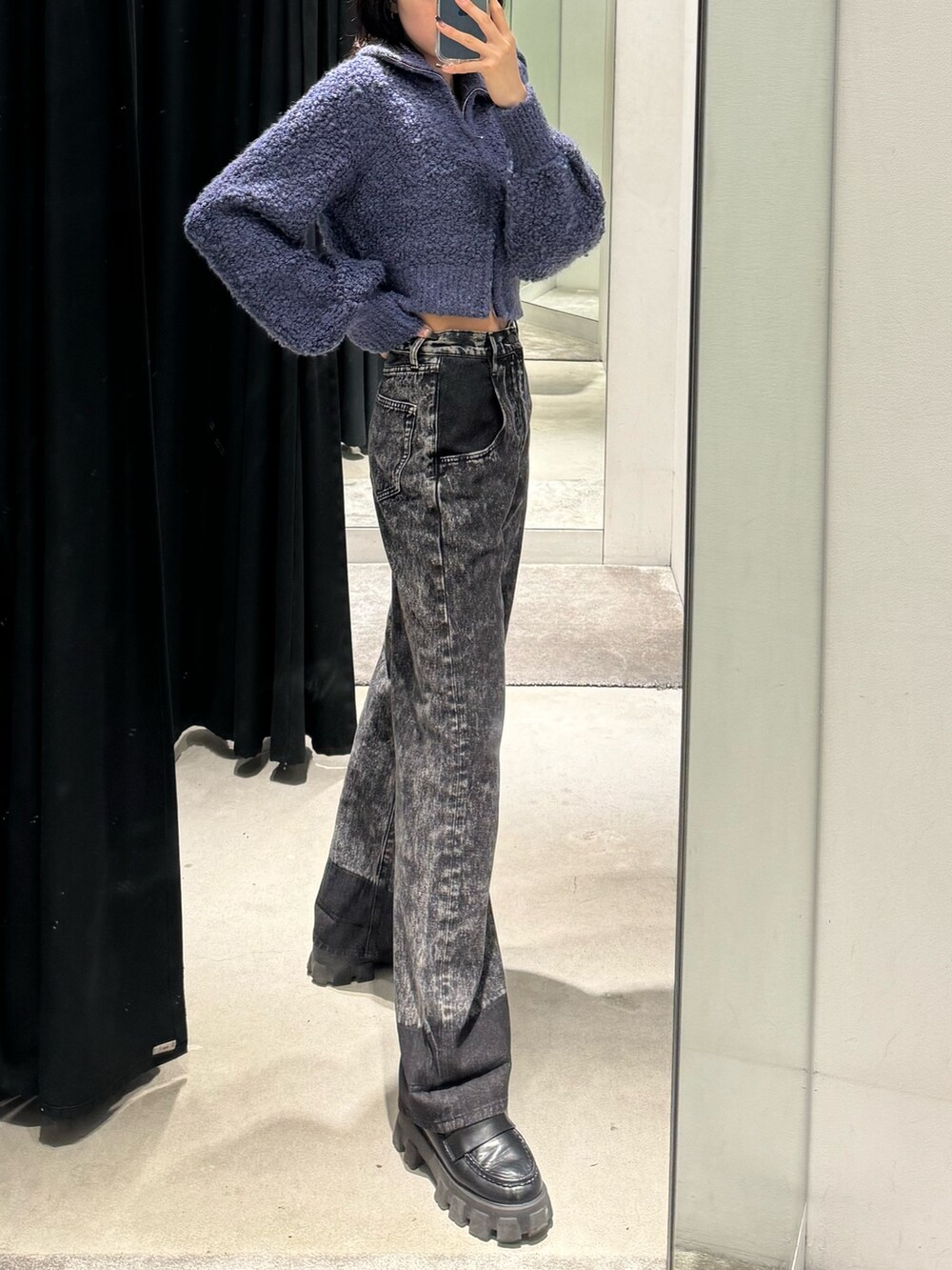 ブラック系のデニムパンツ、ブルー系のニット/セーター、ブラック系のローファーを着用したレディースの秋コーディネートの3枚目の写真