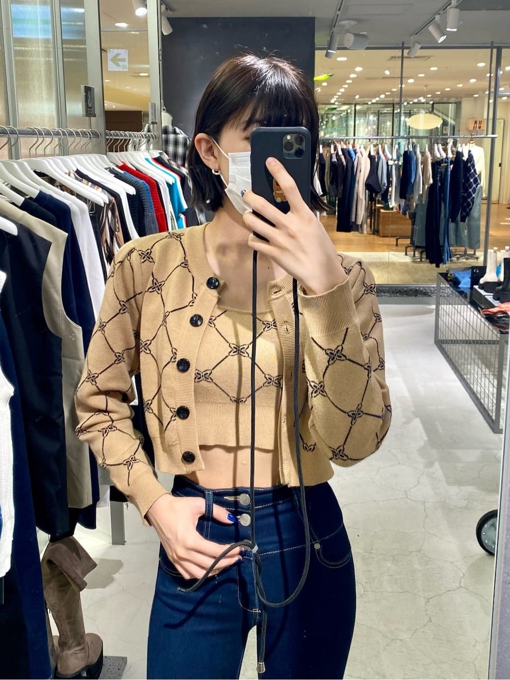 ブルー系のデニムパンツ、ブラック系のブーツ、その他のニット/セーターを着用したレディースの秋コーディネートの2枚目の写真