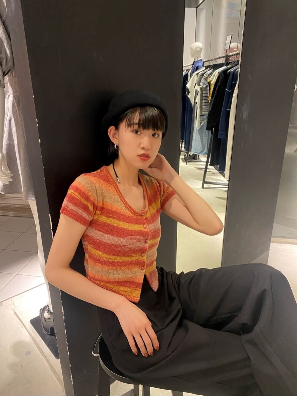 レッド系のニット/セーター、ブラック系のハンチング/ベレー帽を着用したレディースの夏コーディネートの2枚目の写真