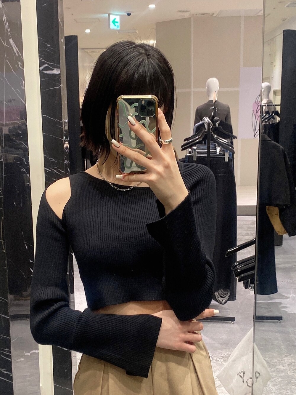 ブラック系のブーツ、ベージュ系のその他パンツ、ベージュ系のテーラードジャケットを着用したレディースの冬コーディネートの7枚目の写真