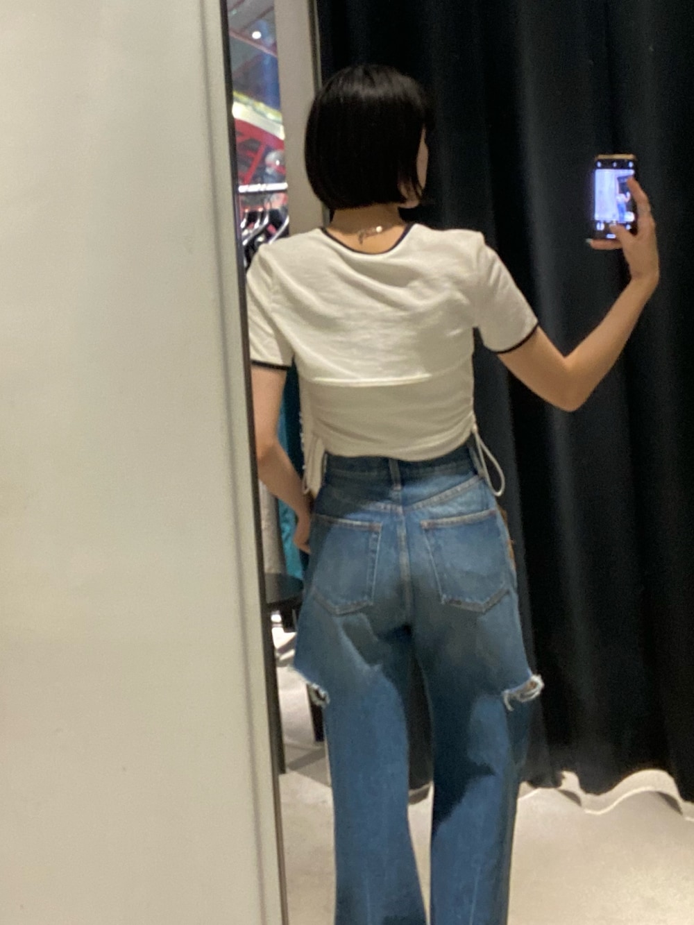 ブラック系のサンダル、ブルー系のデニムパンツ、ホワイト系のTシャツ/カットソーを着用したレディースの夏コーディネートの3枚目の写真