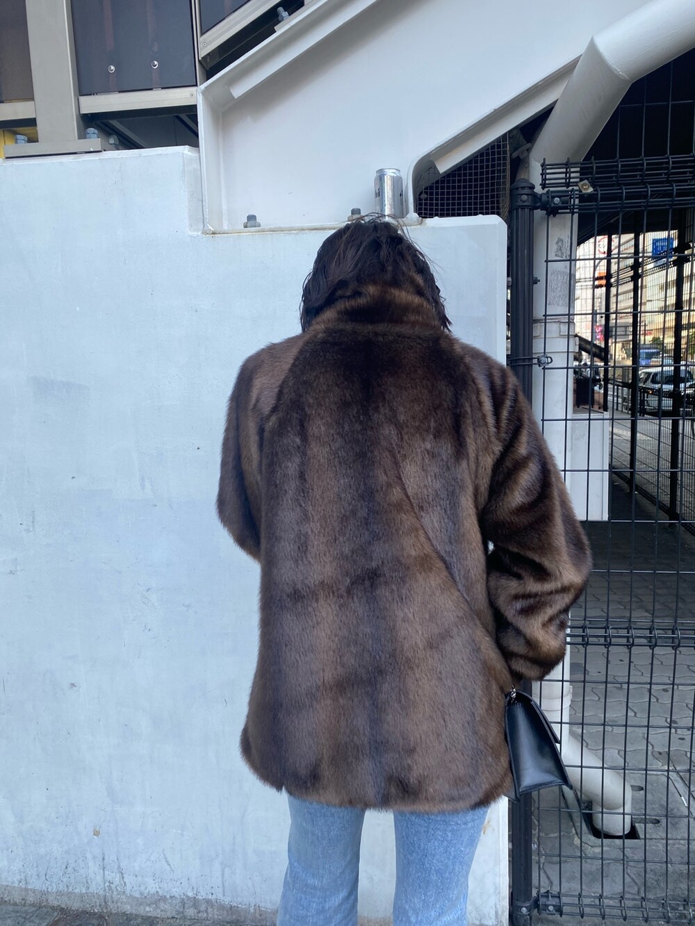 ブルー系のデニムパンツ、ブラック系のブーツ、ブラウン系のその他アウターを着用したレディースの冬コーディネートの8枚目の写真