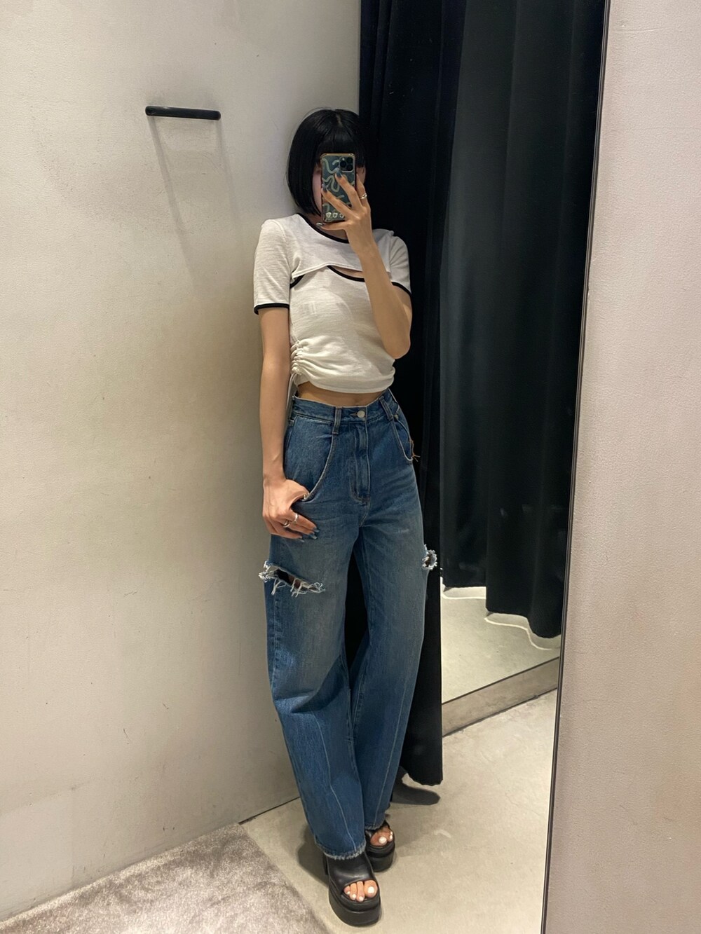 ブラック系のサンダル、ブルー系のデニムパンツ、ホワイト系のTシャツ/カットソーを着用したレディースの夏コーディネートの9枚目の写真